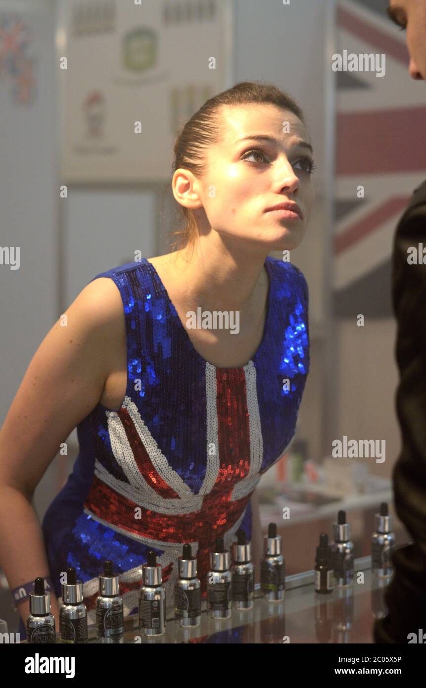 Mädchen hinter der Bar mit elektronischen Zigaretten fragen Kunden, welche Vape Flasche Geschmack er gerne versuchen würde Stockfoto