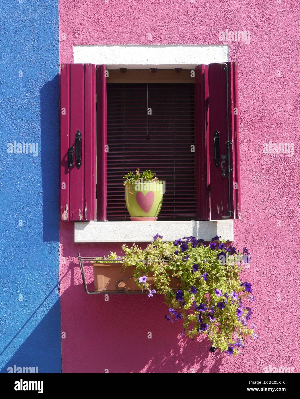 Fenster mit Fensterläden in Burano Stockfoto