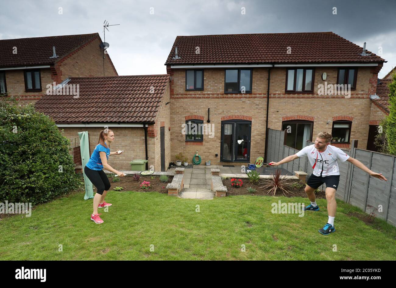 Die Badmintonspieler Lauren Smith und Marcus Ellis üben im Garten ihres Hauses in Milton Keynes. Stockfoto