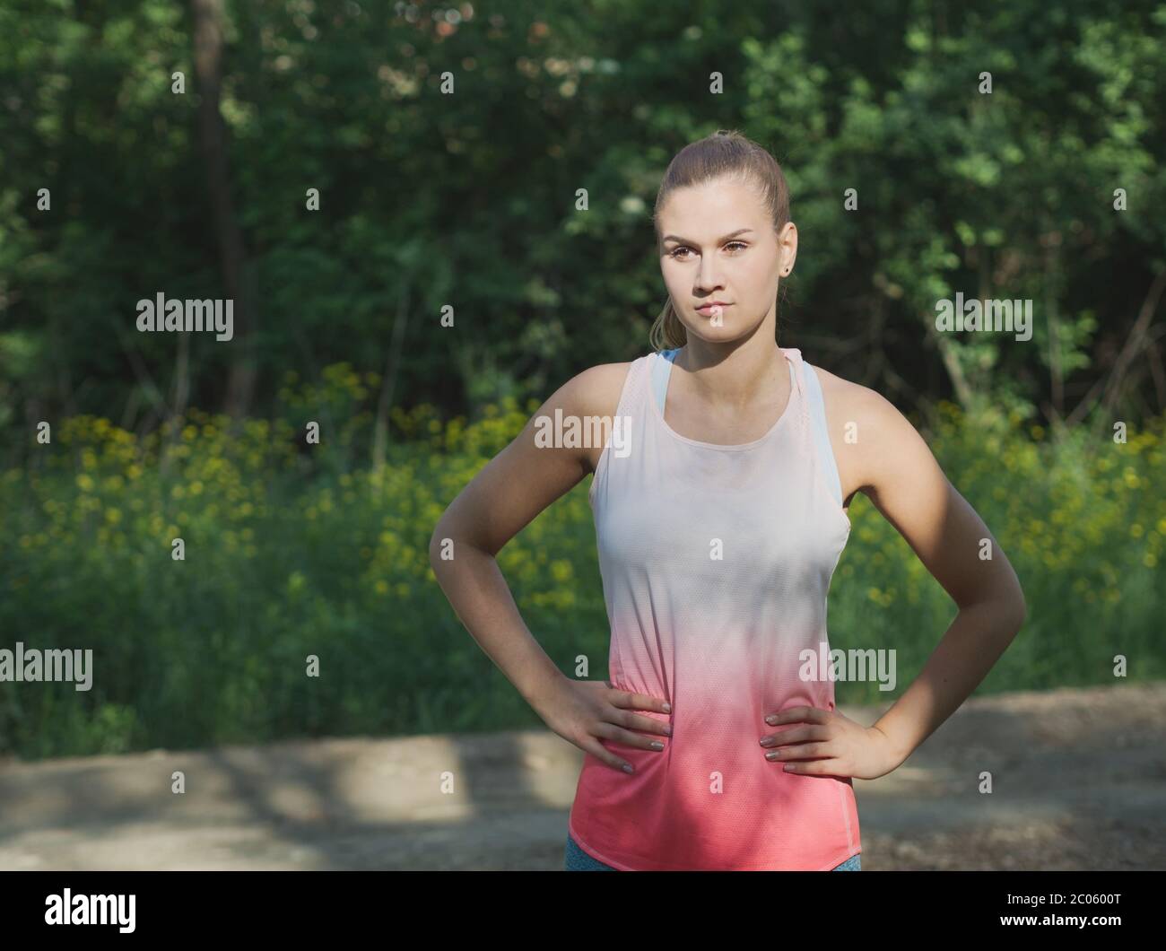 Junge Blonde Kaukasische Weibliche Forest Runner Posiert Stockfoto
