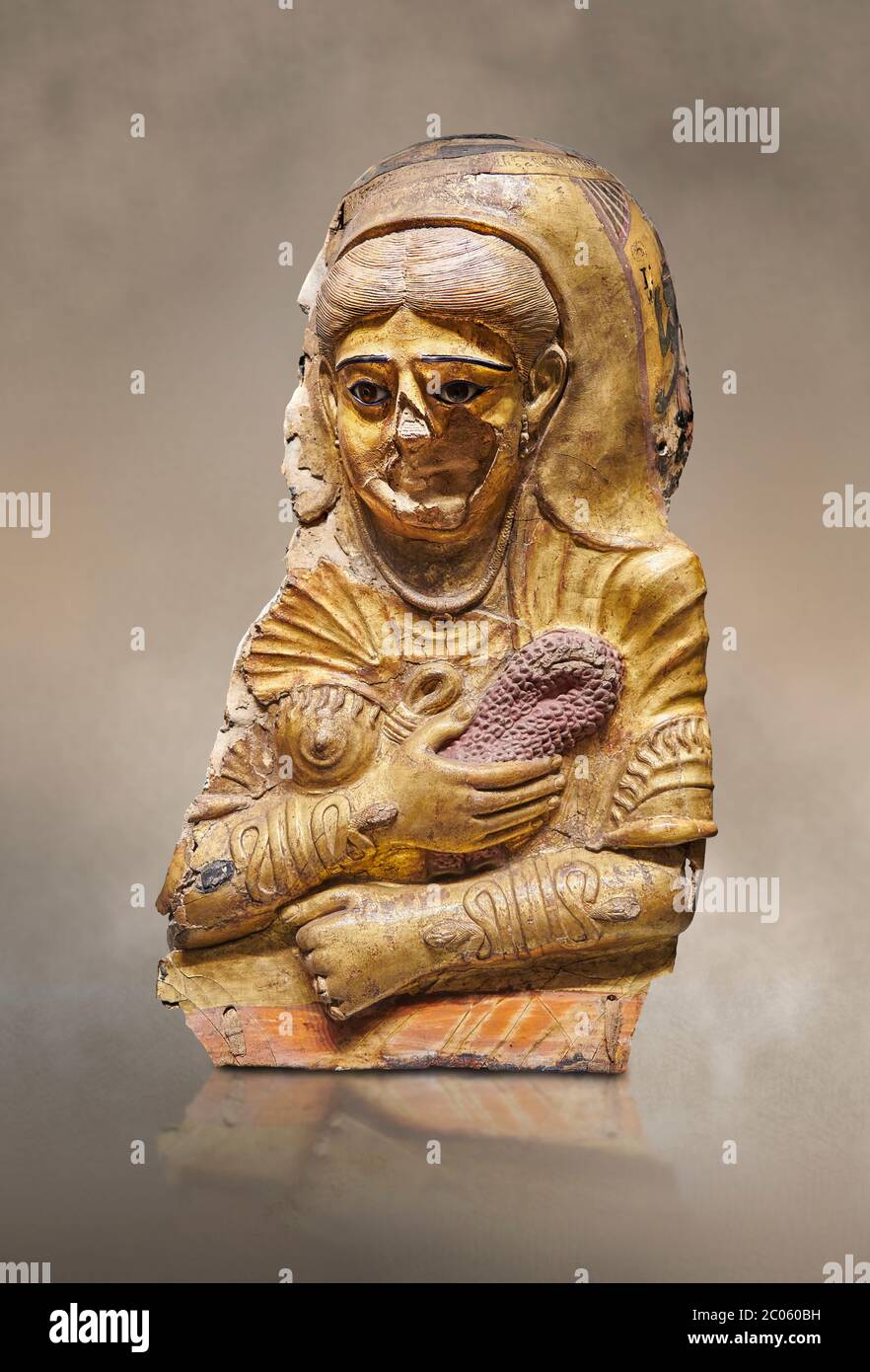 Alte ägyptische römische weibliche Mumie Maske, Kalkstein, römische Periode, 2. Jahrhundert n. Chr., Hawara, Ägyptisches Museum, Turin. Dies ist ein bemerkenswerter Goldkartonnag Stockfoto