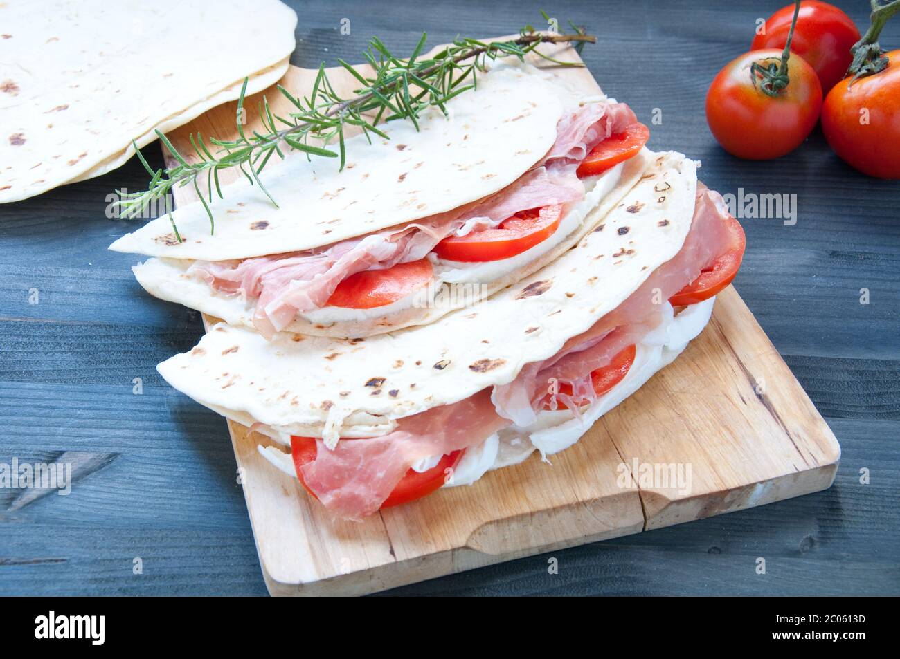 Original Piadina mit Schinken, Mozzarella und Tomaten Stockfoto