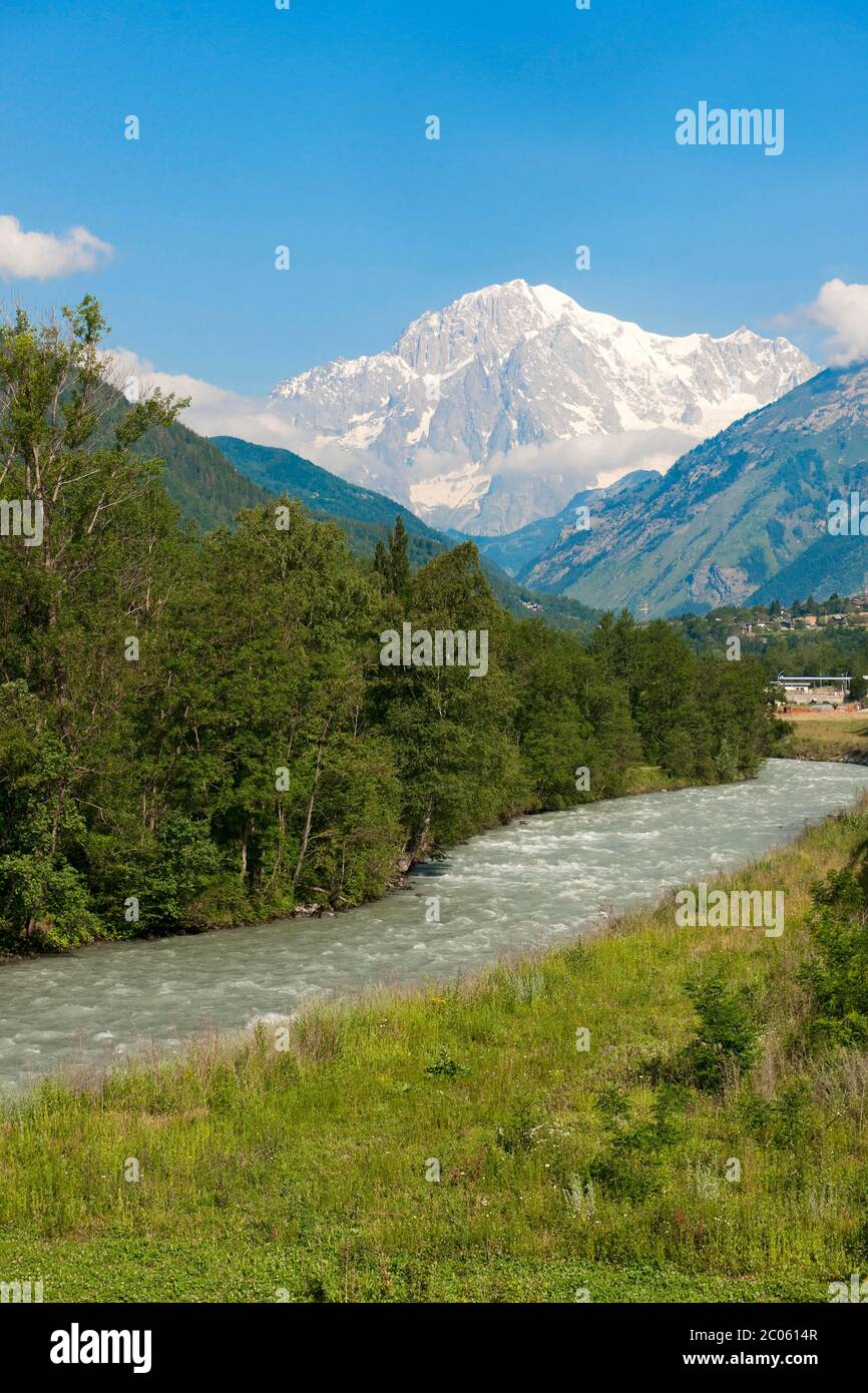 Fluss Dora Baltea und Mont Blanc, Blick auf das Mont Blanc Massiv, Aostatal, Italien Stockfoto