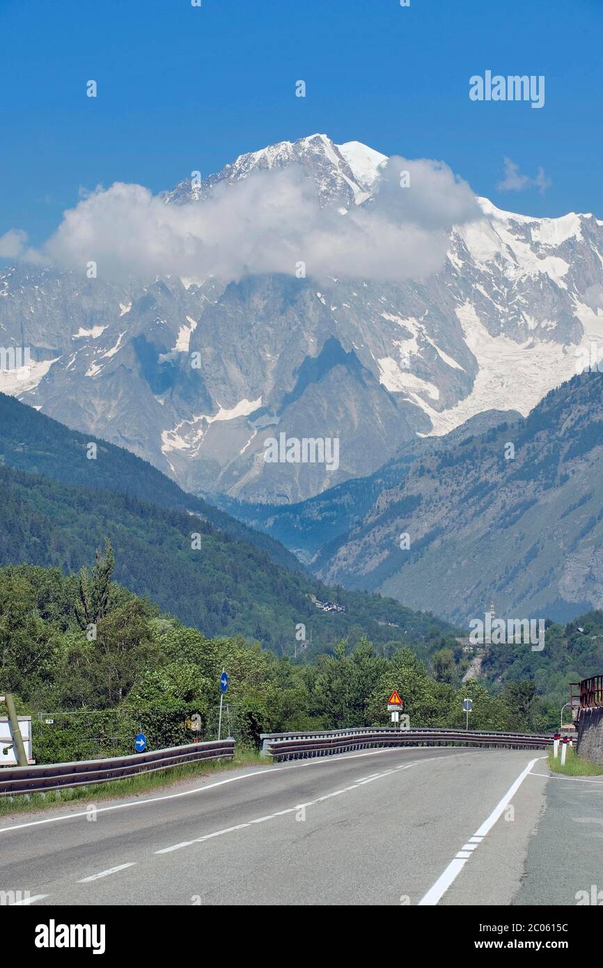 Fluss Dora Baltea und Mont Blanc, Blick auf das Mont Blanc Massiv, Aostatal, Italien Stockfoto