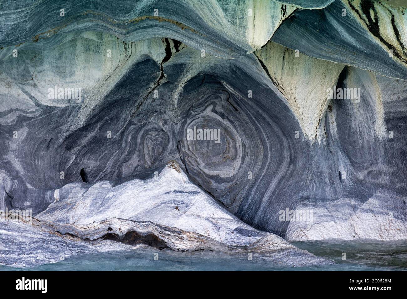Marmorhöhlen-Heiligtum, seltsame Felsformationen durch Wassererosion, General Carrera Lake, Puerto Rio Tranquilo, Aysen Region, Patagonien, Chile Stockfoto
