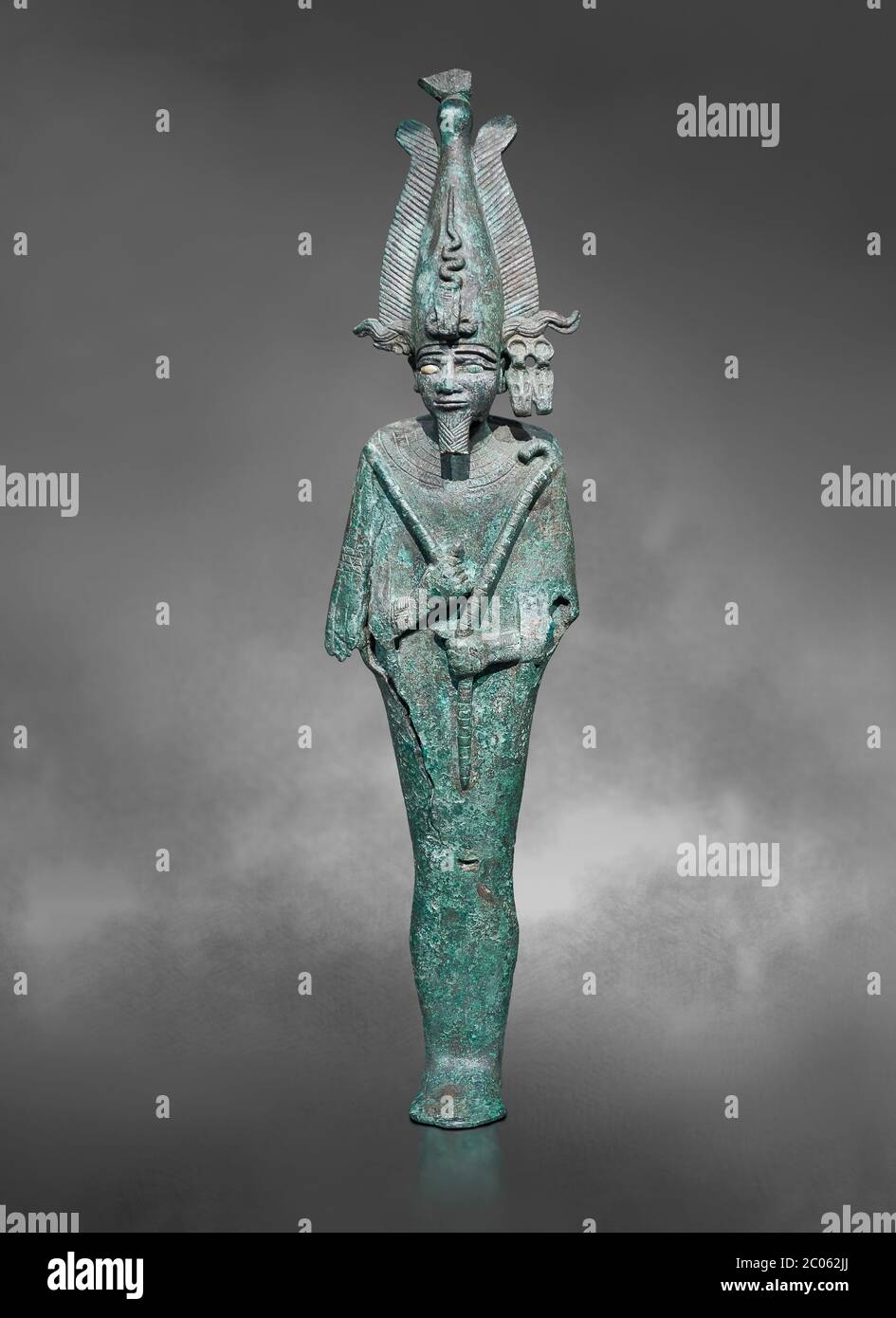 Alte ägyptische Bronzestatue von Osiris, Ptolomäische Periode, (722-30 BC). Ägyptisches Museum, Turin. Grauer Hintergrund. Alte FundKat 39. Stockfoto