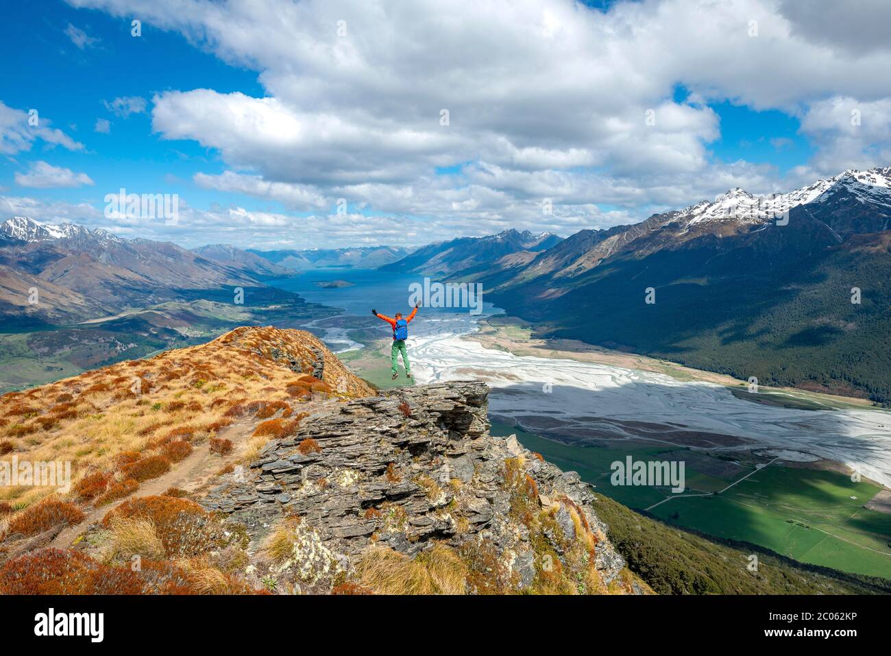 Wandersprünge, Mount Alfred, Blick auf den Wakatipu-See und die Berglandschaft, Glenorchy bei Queenstown, Southern Alps, Otago, South Island, Neuseeland Stockfoto