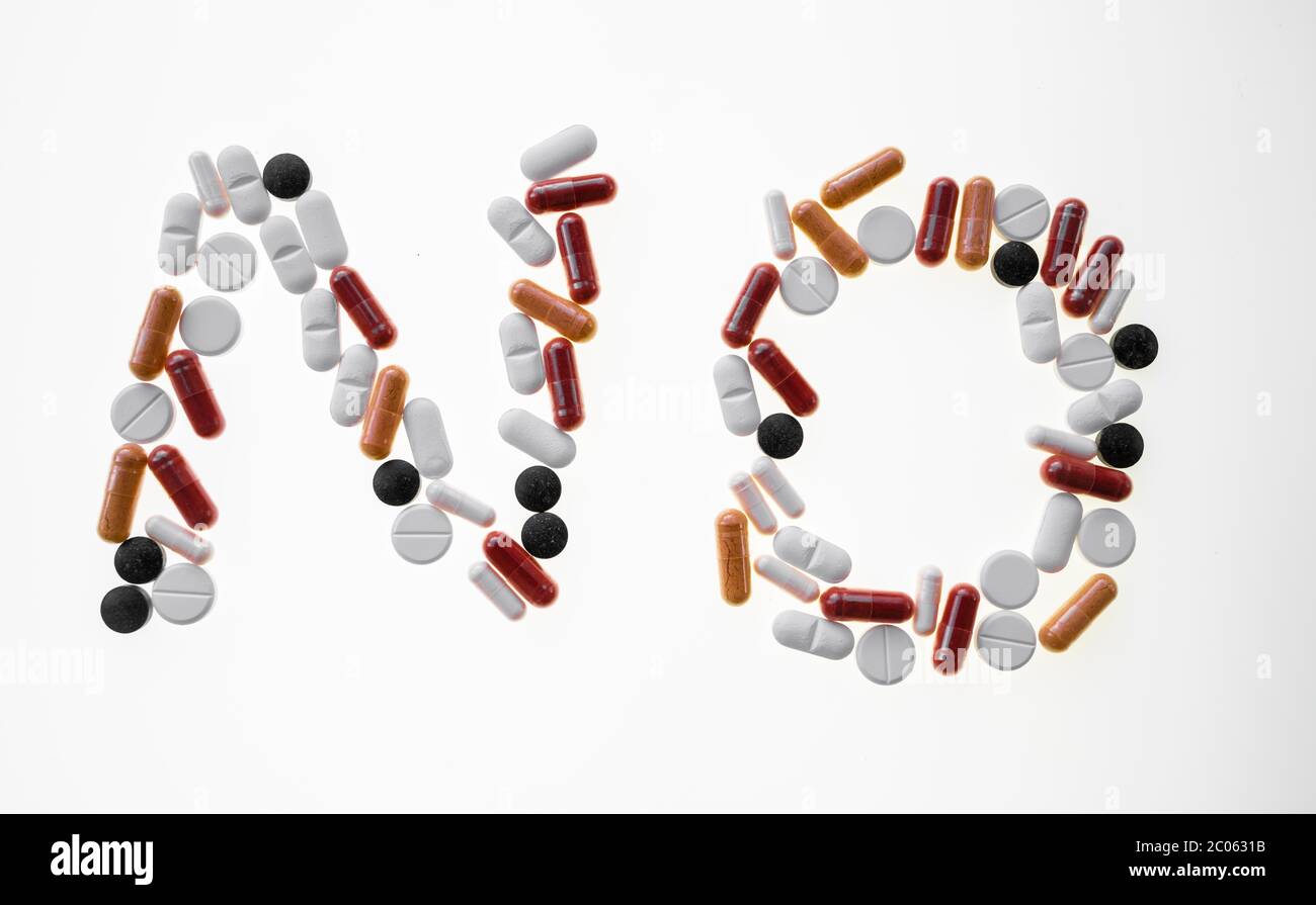 Bunte Pillen, Tabletten bilden das Wort Nein, symbolische Bild sucht und Drogenmissbrauch, Hintergrund weiß, Deutschland, Deutschland Stockfoto