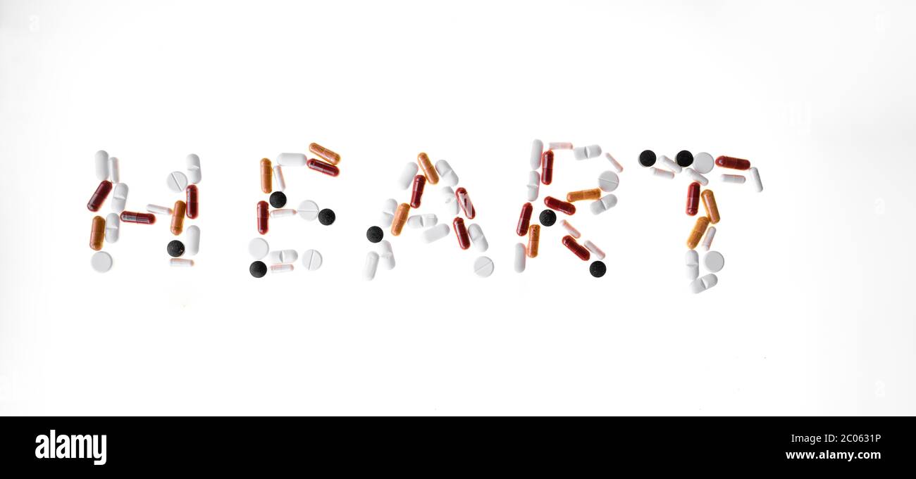 Bunte Pillen, Tabletten bilden das Wort Herz, symbolisches Bild von Krankheit und Herzkrankheit, Hintergrund weiß, Deutschland, Deutschland Stockfoto