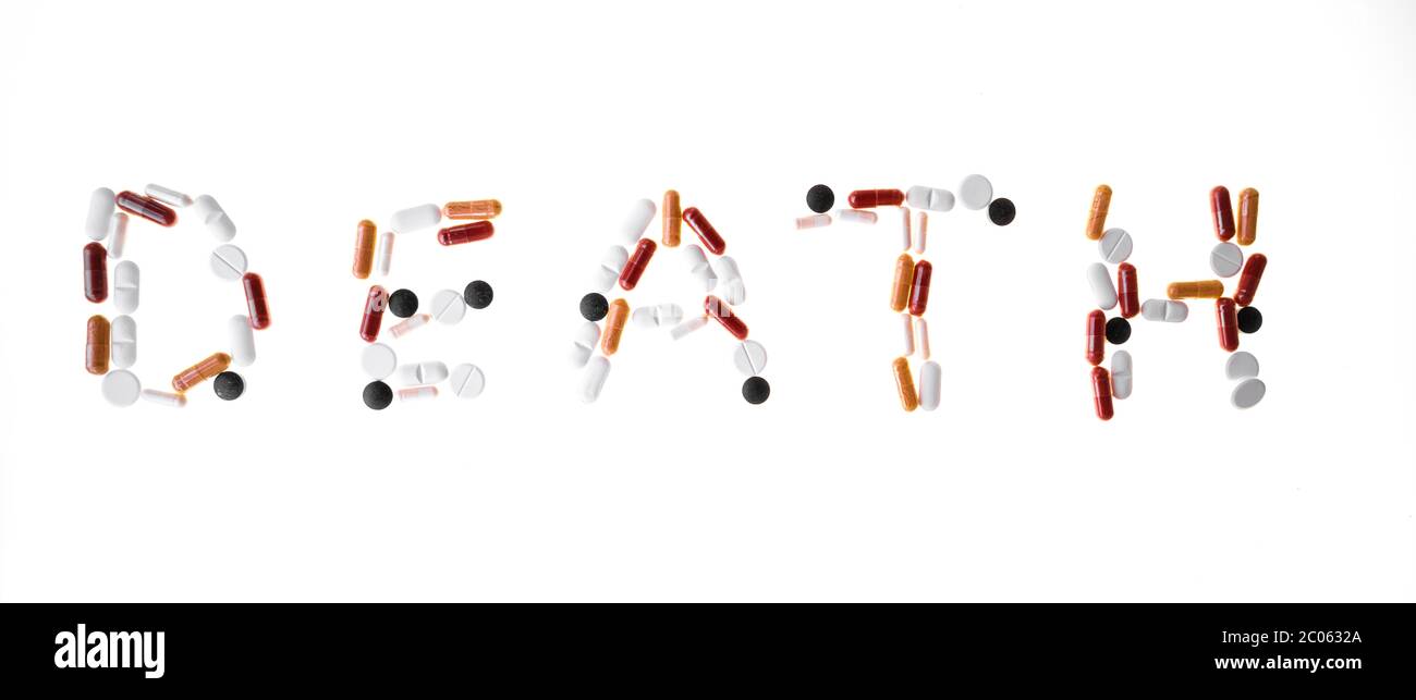 Bunte Pillen, Tabletten bilden das Wort Tod, symbolische Bildabhängigkeit und Drogenmissbrauch, Hintergrund weiß, Deutschland, Deutschland Stockfoto