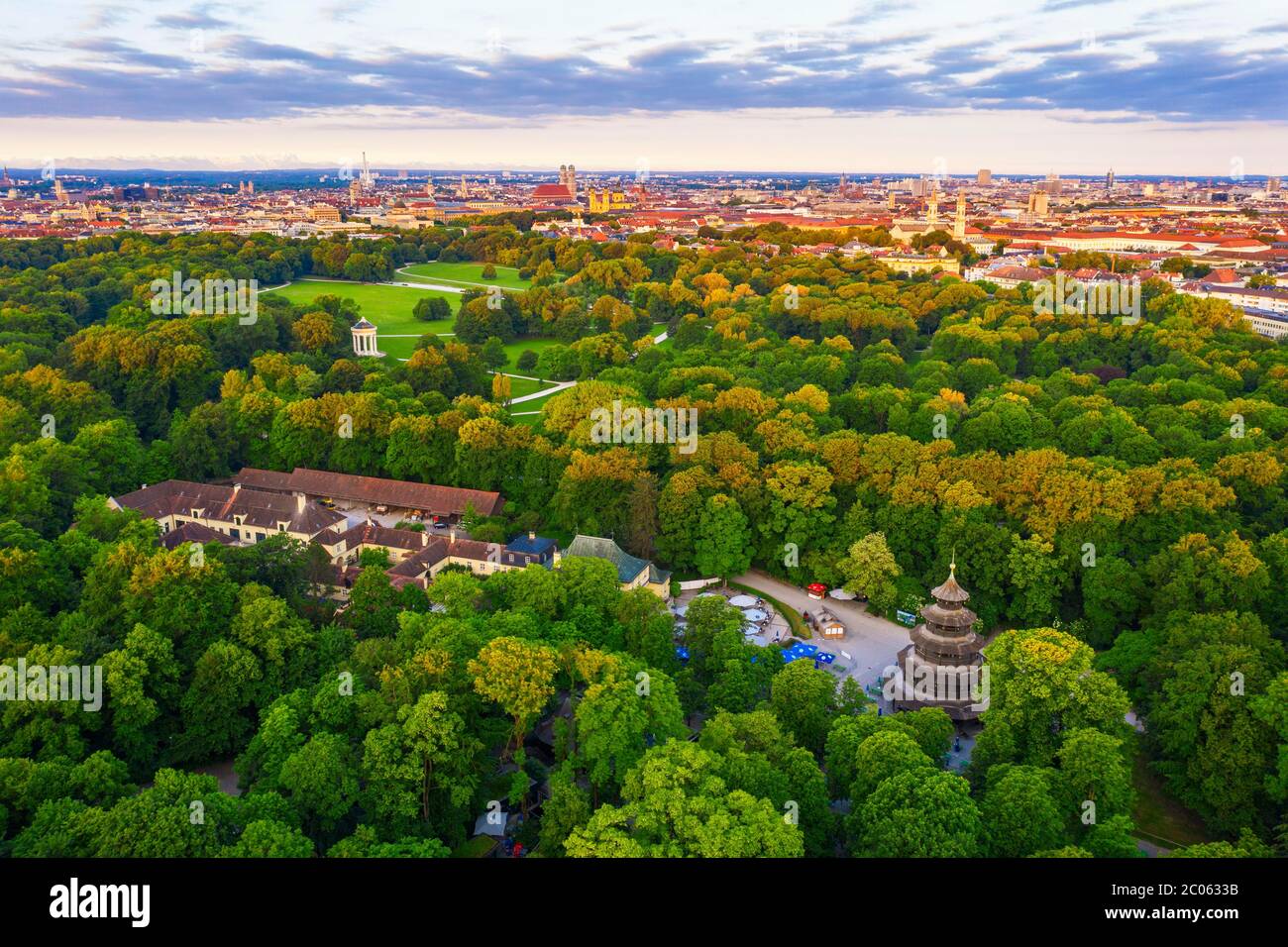 Chinesischer Turm, Monopteros und Wirtschaftsgebäude, englischer Garten, Blick über die Innenstadt im Morgenlicht, München, Luftbild, Oberbayern Stockfoto