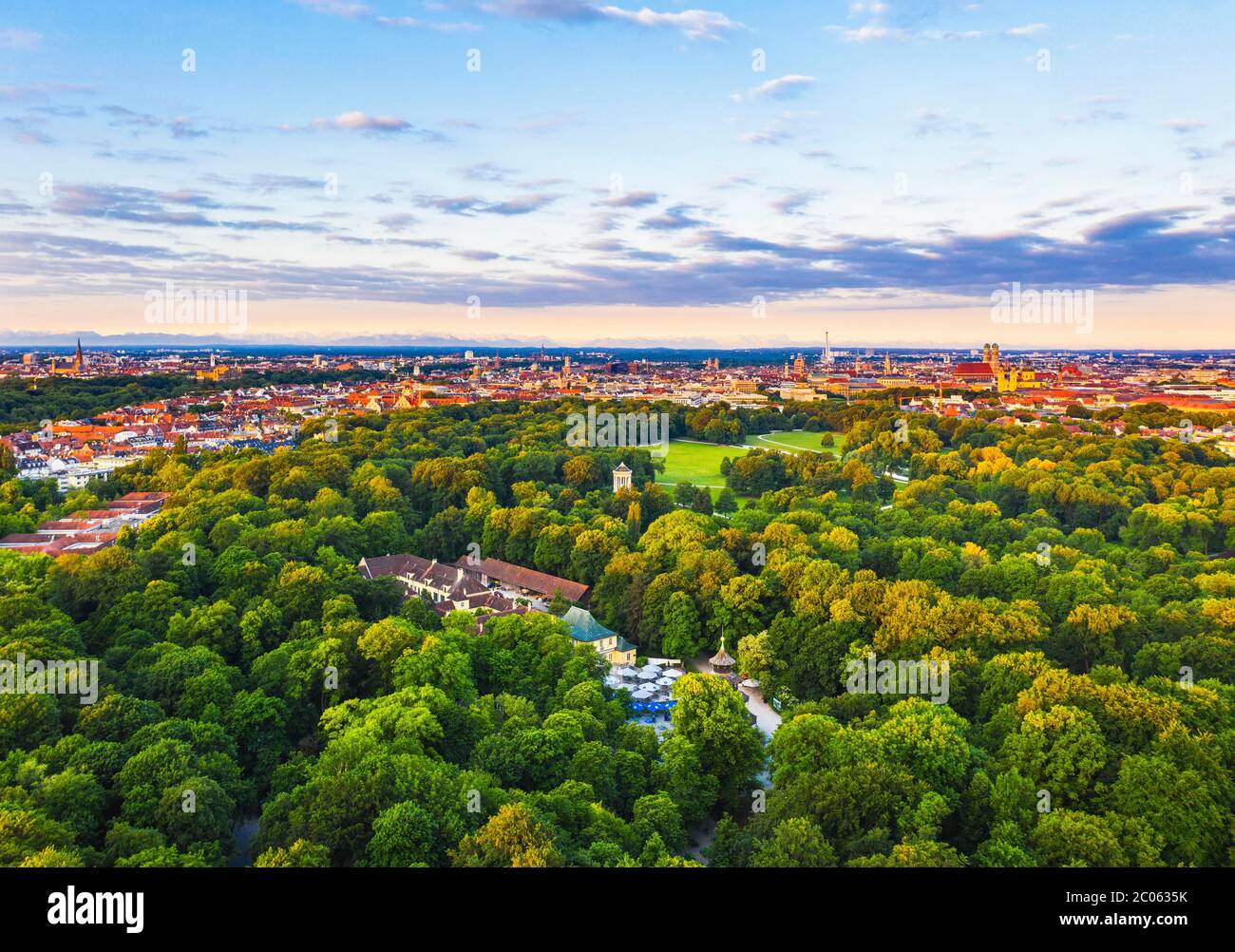 Biergarten und chinesischer turm im englischen garten Fotos und