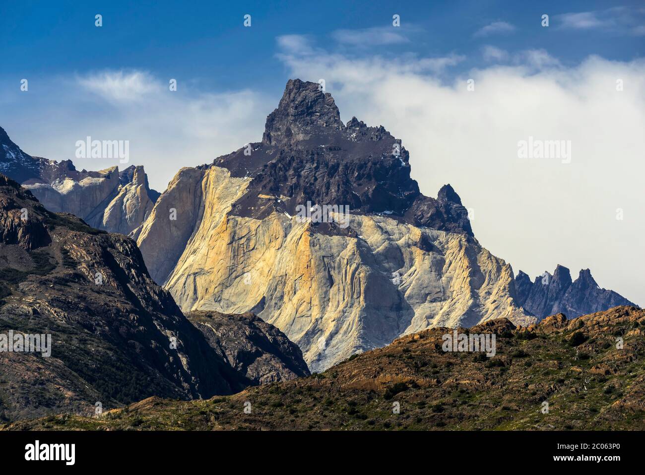 Berggipfel am Lake Grey, Granitgebirge Cuernos del Paine, Nationalpark Torres del Paine, Patagonien, Region de Magallanes y de la Antarktis Stockfoto