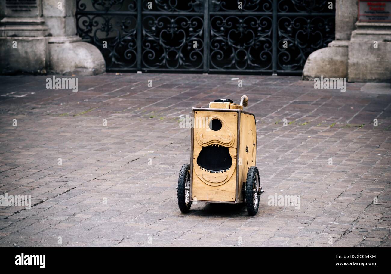 Lustige selbstgemachte Trolley des großen italienischen Künstlers Claudio Mutazzi auf dem STRAMU, das eines der größten Street Art and Music Festival in Europa ist Stockfoto