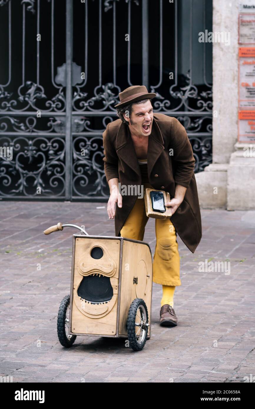 Lustige Performance des großen italienischen Künstlers Claudio Mutazzi beim STRAMU, einem der größten Street Art und Music Festival in Europa. Stockfoto