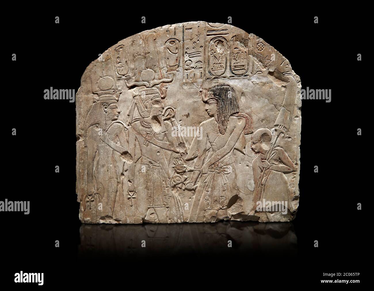Alte ägyptische Stele, die Sethy I darstellt, Amenhotep I und Nefertari anbetend, Kalkstein, neues Königreich, 19. Dynastie, (1279-1213 BC), Deir el-Medina, egy Stockfoto