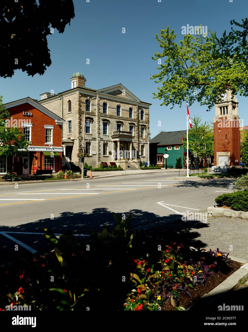 Cenotaph Uhrturm und altes Gerichtsgebäude an der Queen Street Niagara-on-the-Lake Ontario Canada. Stockfoto