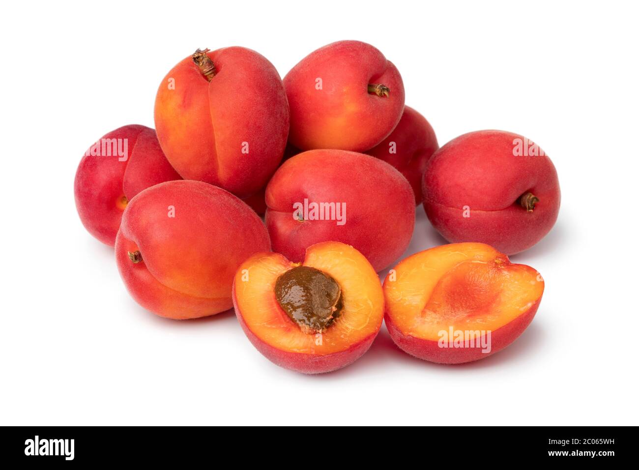 Ganze und halb reife frische rote Samt Aprikose Nahaufnahme isoliert auf weißem Hintergrund Stockfoto