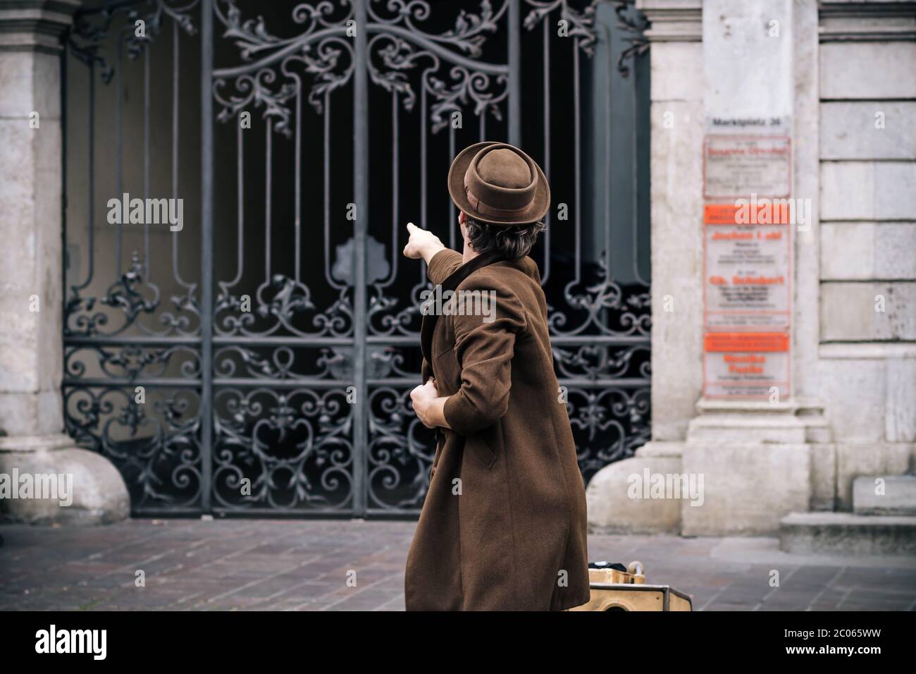 Lustige Performance des großen italienischen Künstlers Claudio Mutazzi beim STRAMU, einem der größten Street Art und Music Festival in Europa. Stockfoto