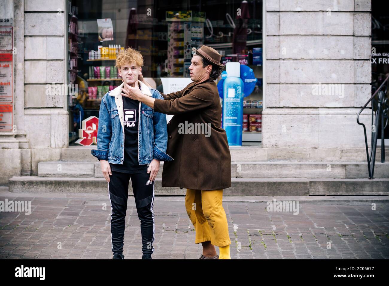 Lustige Performance des großen italienischen Künstlers Claudio Mutazzi beim STRAMU, einem der größten Street Art und Music Festival in Europa. Stockfoto