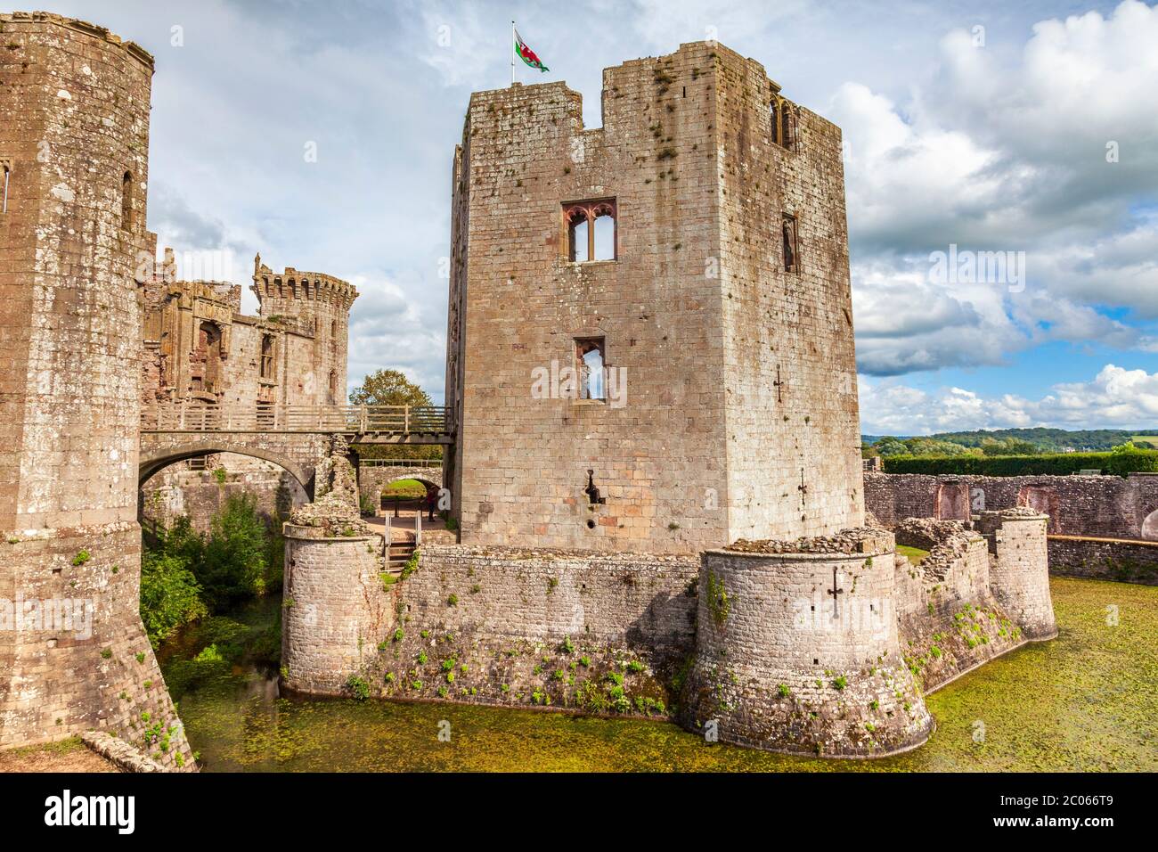 Der große Turm und das Wasserschloss von Raglan Castle, Wales Stockfoto