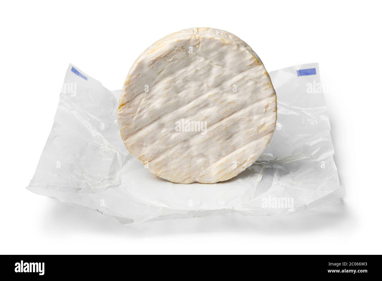 Ganz Französisch weißen Camembert Käse auf einer Seite auf Papier isoliert auf weißem Hintergrund stehen Stockfoto