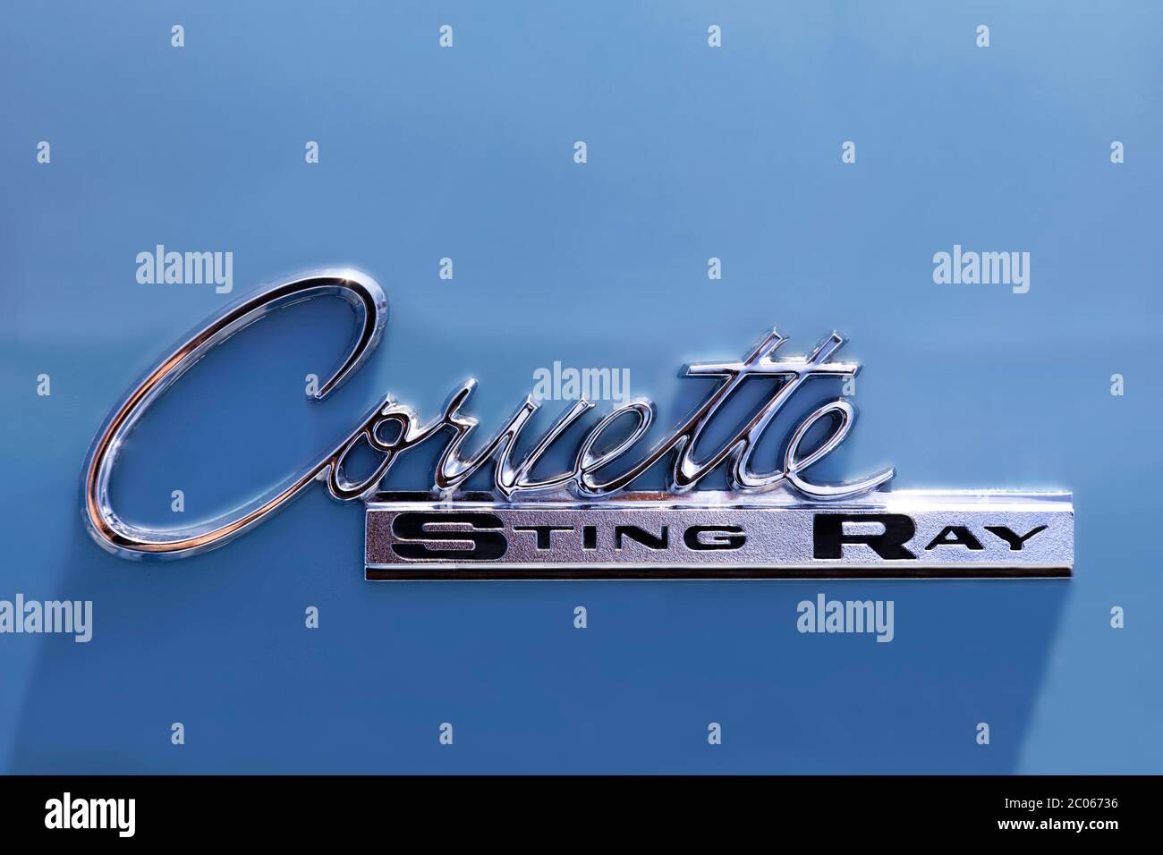 Typenbezeichnung auf Kofferraumdeckel des blauen Chevrolet Corvette Sting Ray Cabrio, später Stingray, Typ C2, 2. Generation, Roadster, Cabriolet Stockfoto