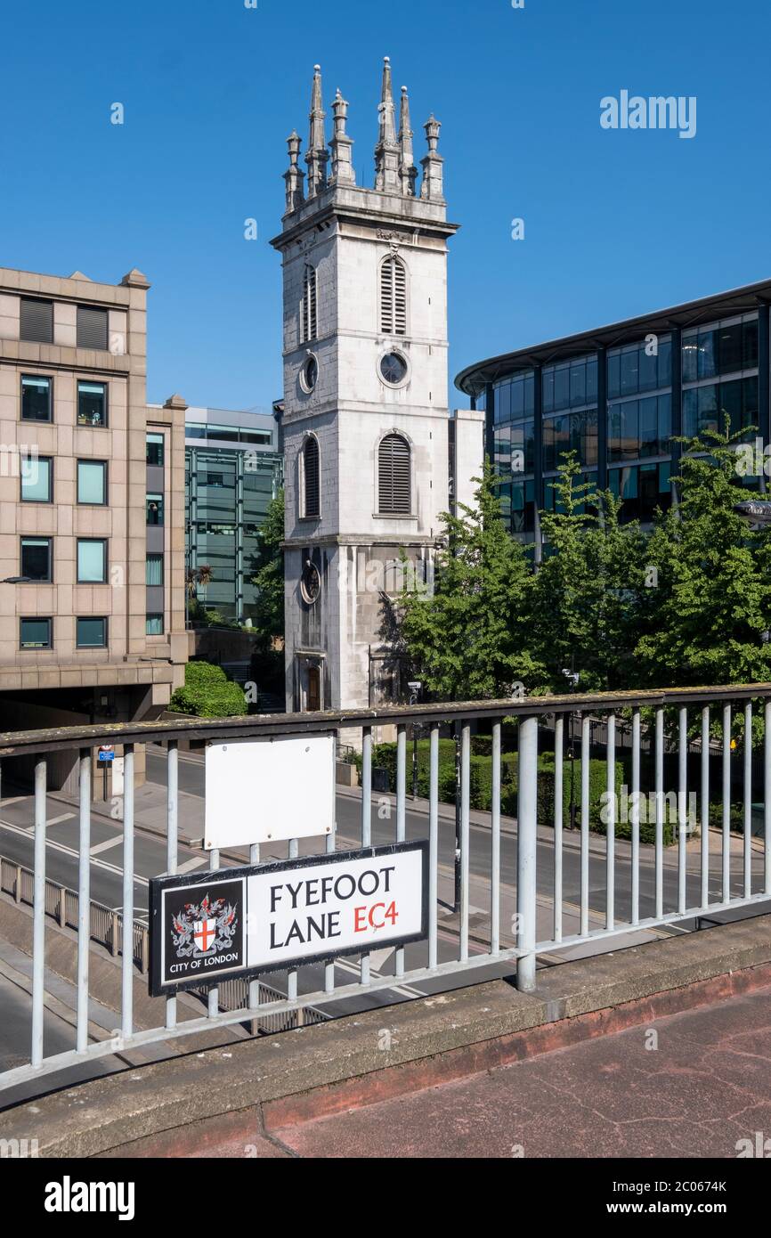 Fußgängerbrücke markiert die mittelalterliche Straße von Fyefoot Lane in der City of London, die abgerissen wurde, um Platz für Queen Victoria Street zu machen Stockfoto