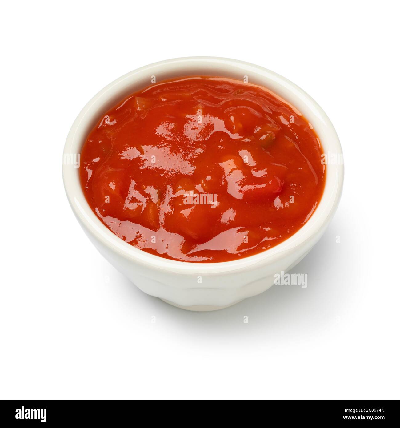 Weiße Schüssel mit roten würzigen mexikanischen Salsa isoliert auf weißem Hintergrund Stockfoto