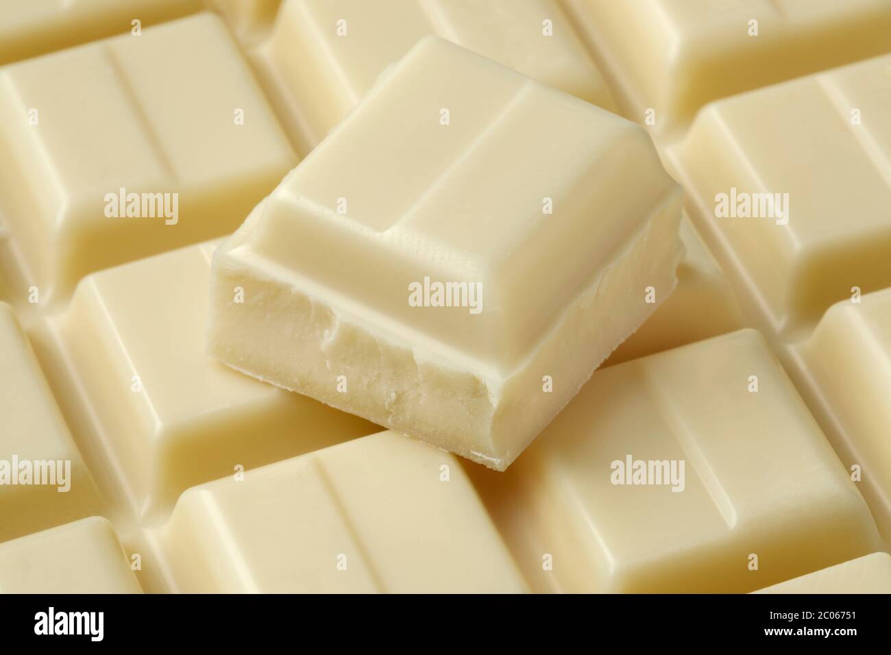 Stücke von weißer Schokolade auf weißem Hintergrund isoliert Stockfoto