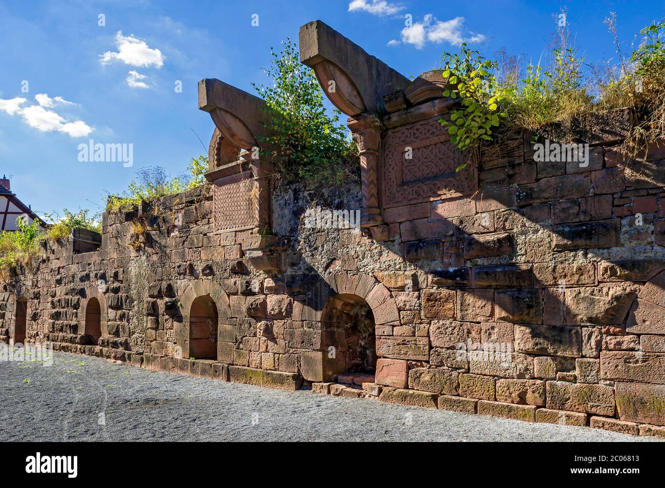 Reste des Großen Feuers im Palas, mittelalterliche Burgruine, Kaiserpalast von Kaiser Friedrich I. Barbarossa, Staufer Pfalz, Barbarossa Stockfoto