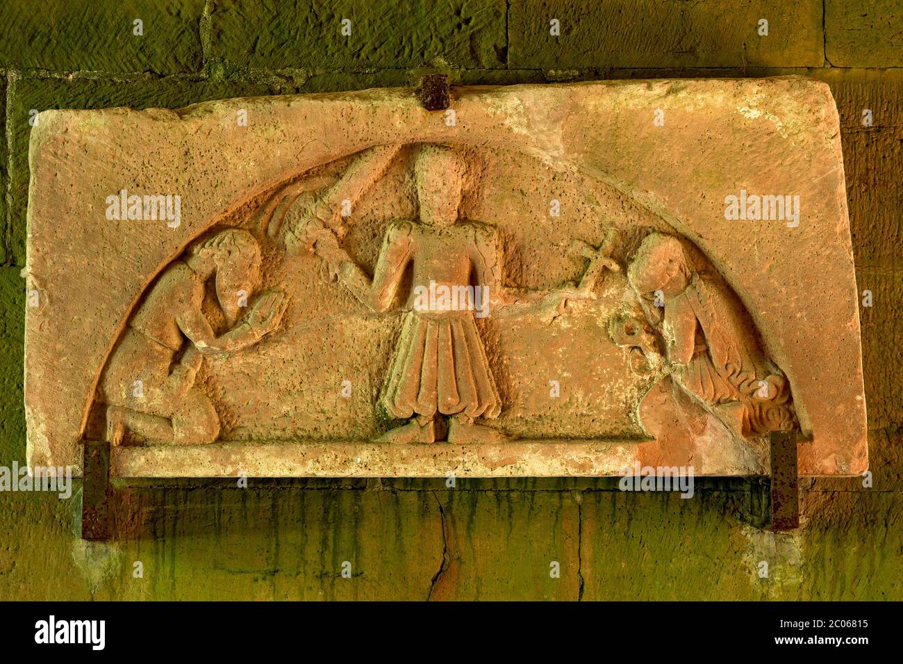 Bogenfeld, Tympanon mit Relief Christi als Richter der Welt, mittelalterliche Burgruinen, Kaiserpalast von Kaiser Friedrich I. Barbarossa Stockfoto