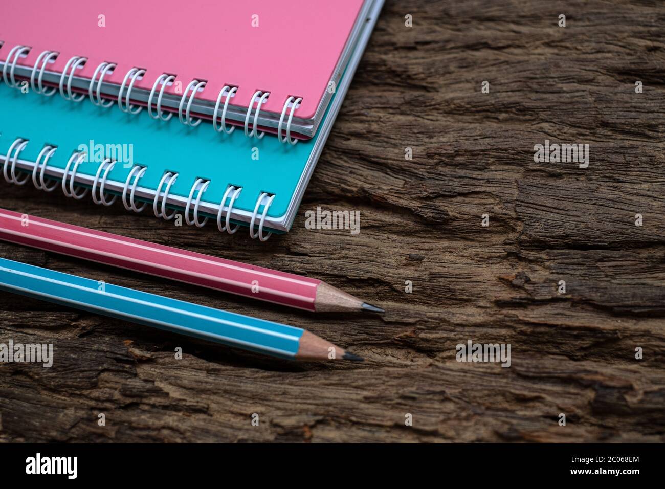 Bleistift und Buchmockup auf dem alten Holzschreibtisch im Hintergrund Stockfoto