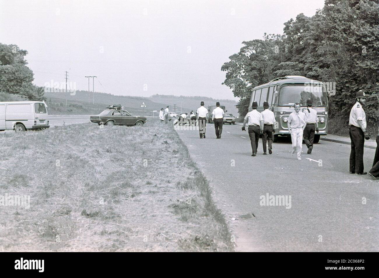 Die Polizei von Wiltshire versiegelt die A303, eine Hauptstraße nach Westcountry, und versucht, einen Konvoi von New Age Reisenden zu stoppen, der Stonehenge erreicht, um die Sommersonnenwende zu feiern. GROSSBRITANNIEN 1985. Stockfoto