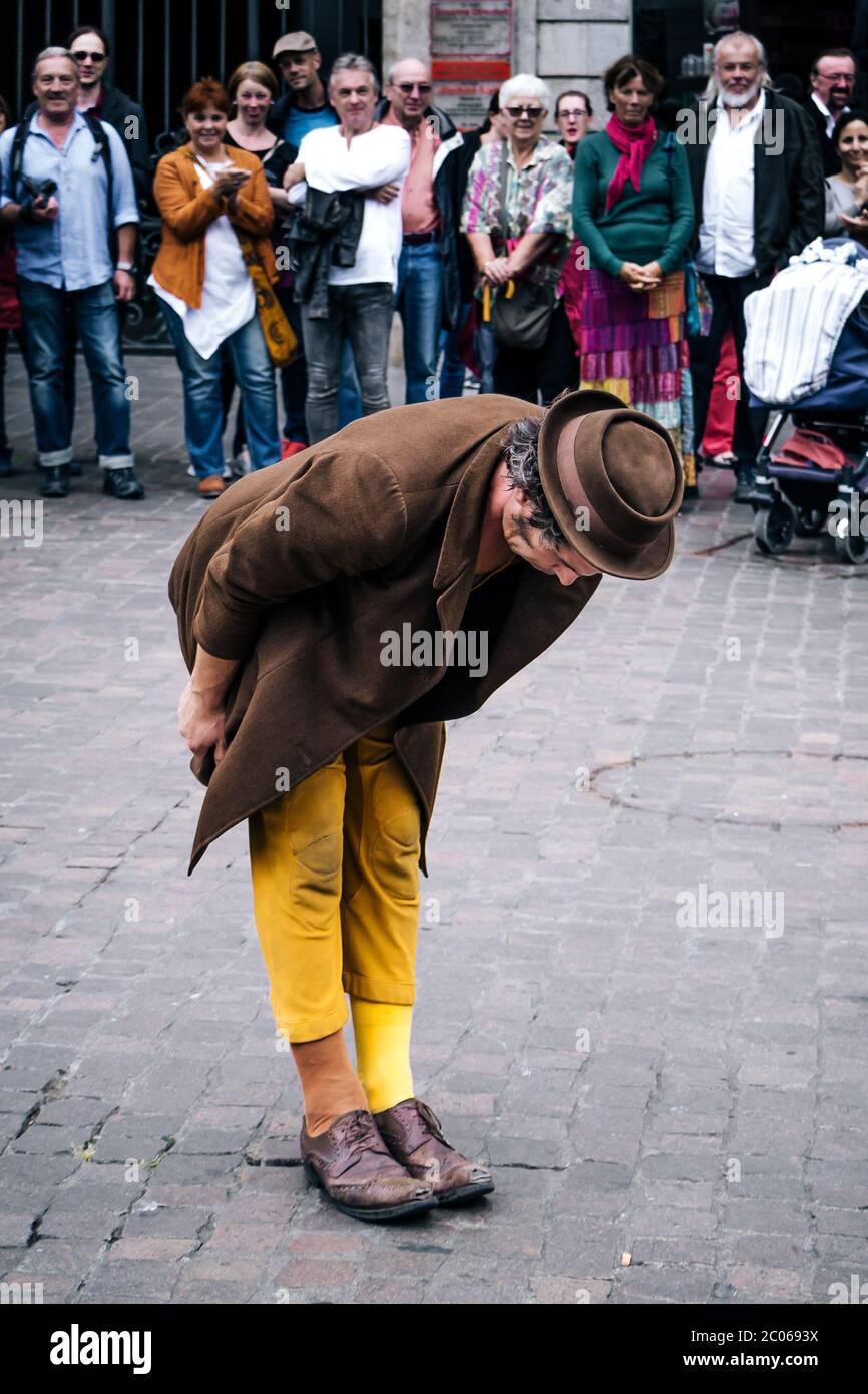 Lustige Performance des großen italienischen Künstlers Claudio Mutazzi beim STRAMU, einem der größten Street Art und Music Festival in Europa. Stockfoto