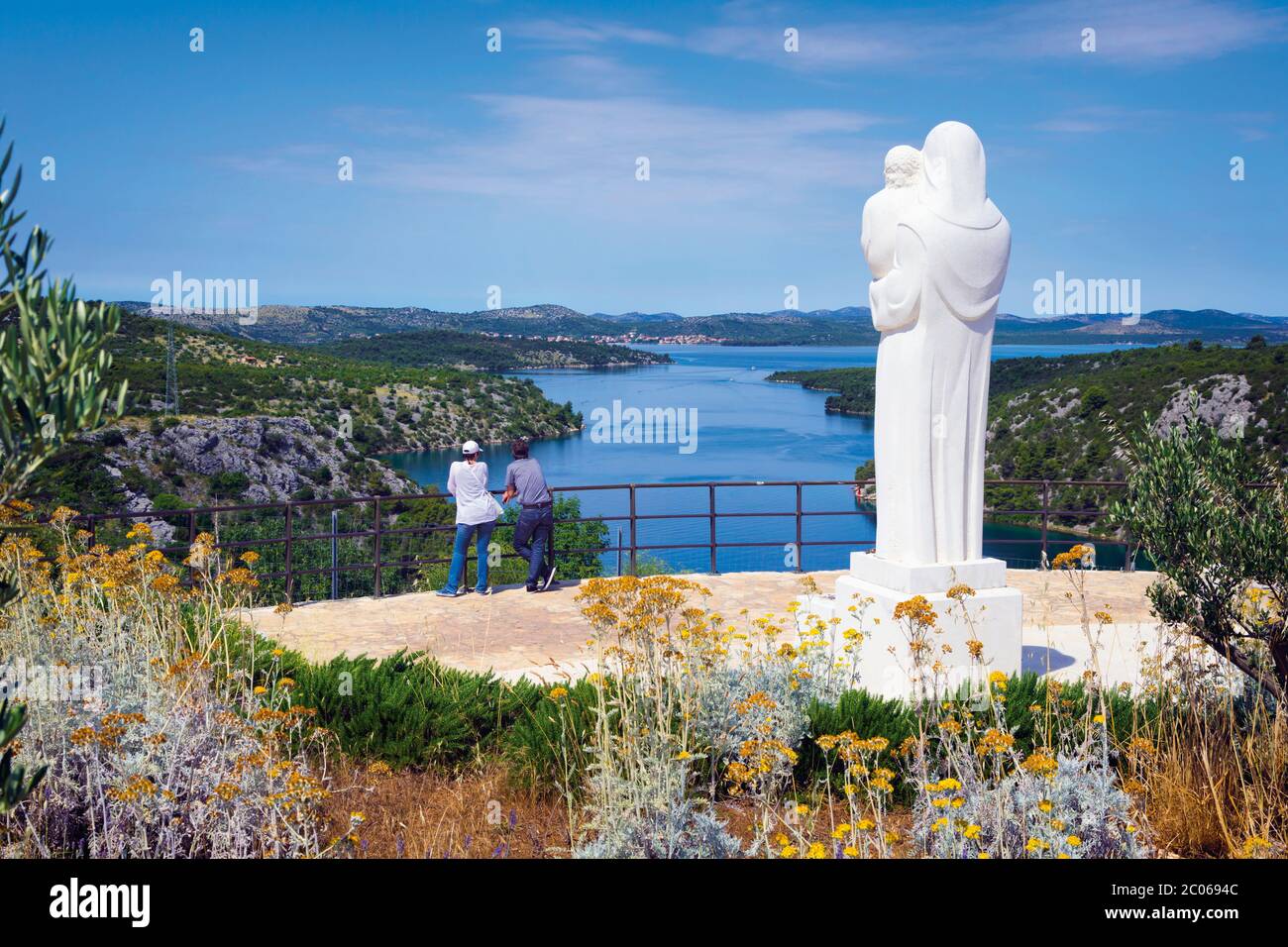 Sibenik, Gespanschaft Šibenik-Knin, Kroatien. Statue der Jungfrau von der Reise mit dem Jesuskind (Gospa od Puta) neben der Sebenik-Brücke und mit Blick auf die Krk Stockfoto