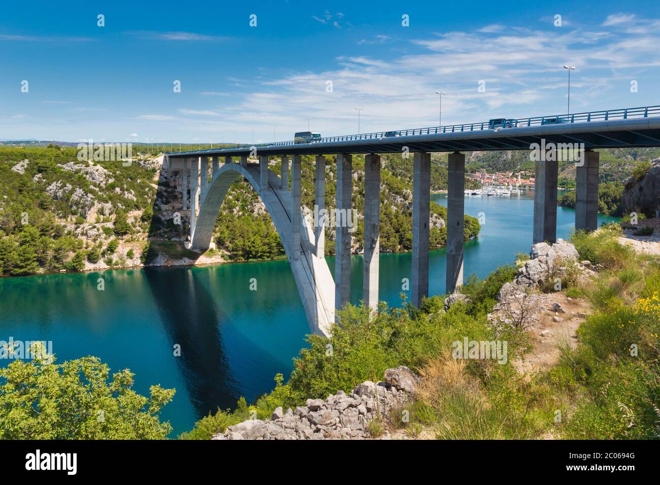 Die Sebenik-Brücke, Sibenik-Knin County, Kroatien. Auch bekannt als Krka-Brücke. Die 391 Meter lange, 65 Meter hohe Betonbogenbrücke überspannt den K Stockfoto