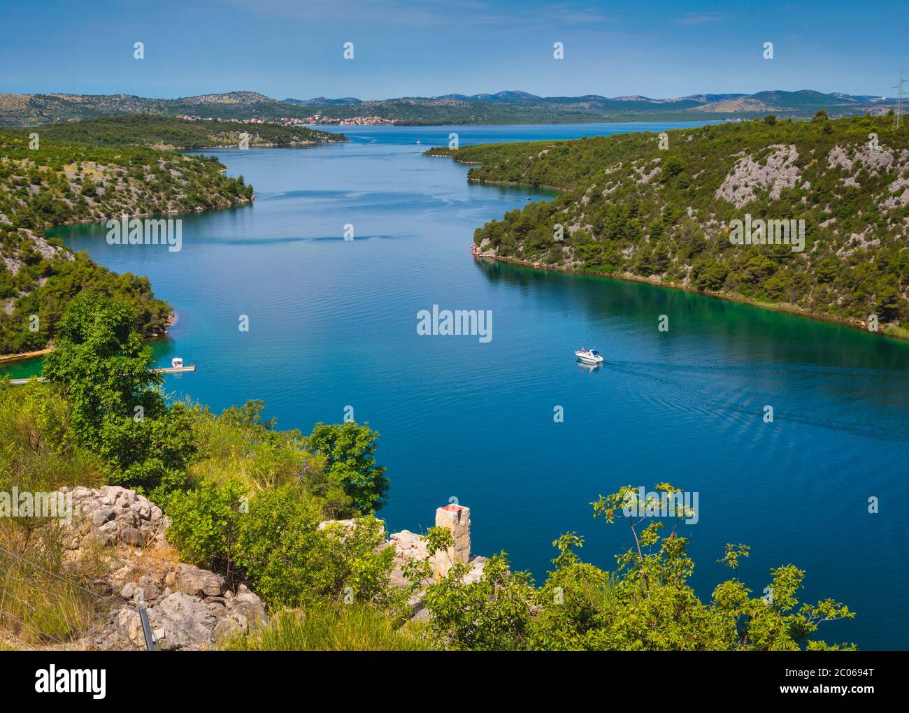 Blick von Sibenik oder Krka Brücke auf den Fluss Krka. Sibenik-Knin County, Kroatien. Stockfoto