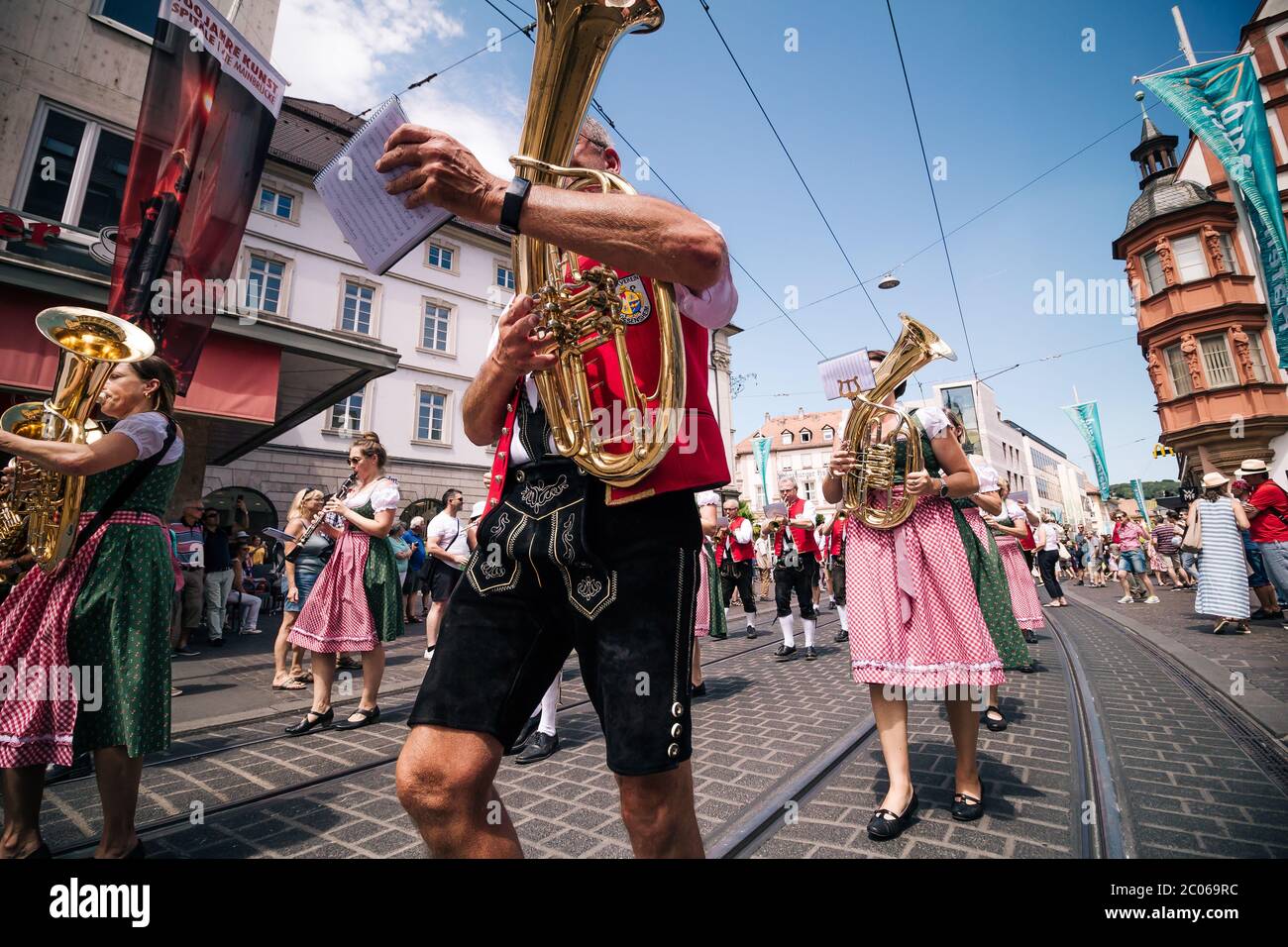 Musiker mit traditionellen deutschen Baritonmessern in typischer Tracht bei der Eröffnungspartade des Kiliani Sommerfest in Nordbayern. Stockfoto