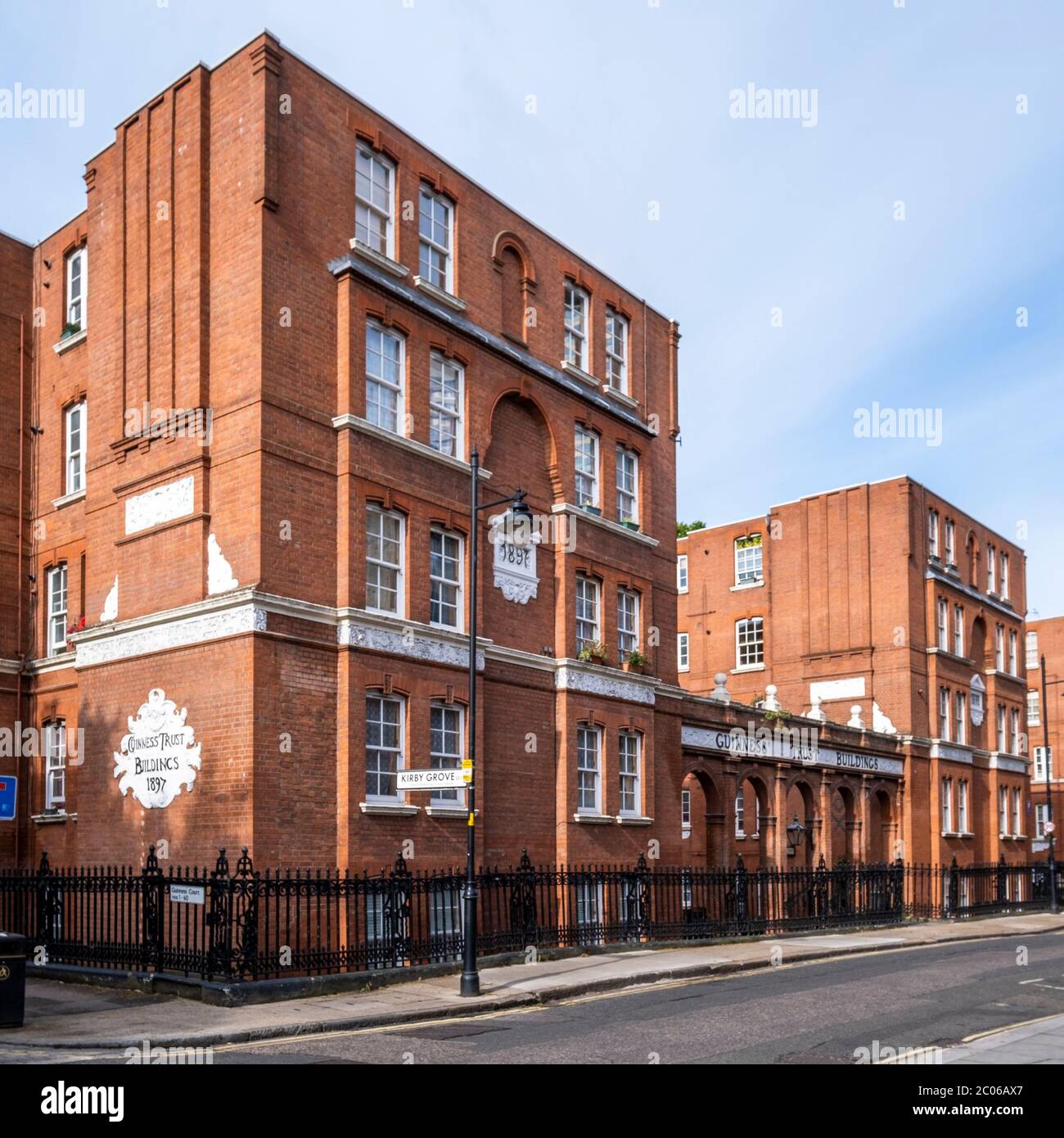 Guinness Trust Gebäude in der Snowfields Street in Bermondsey, ein schönes Beispiel für philanthropische Wohnhäuser aus dem späten 19. Jahrhundert. Stockfoto