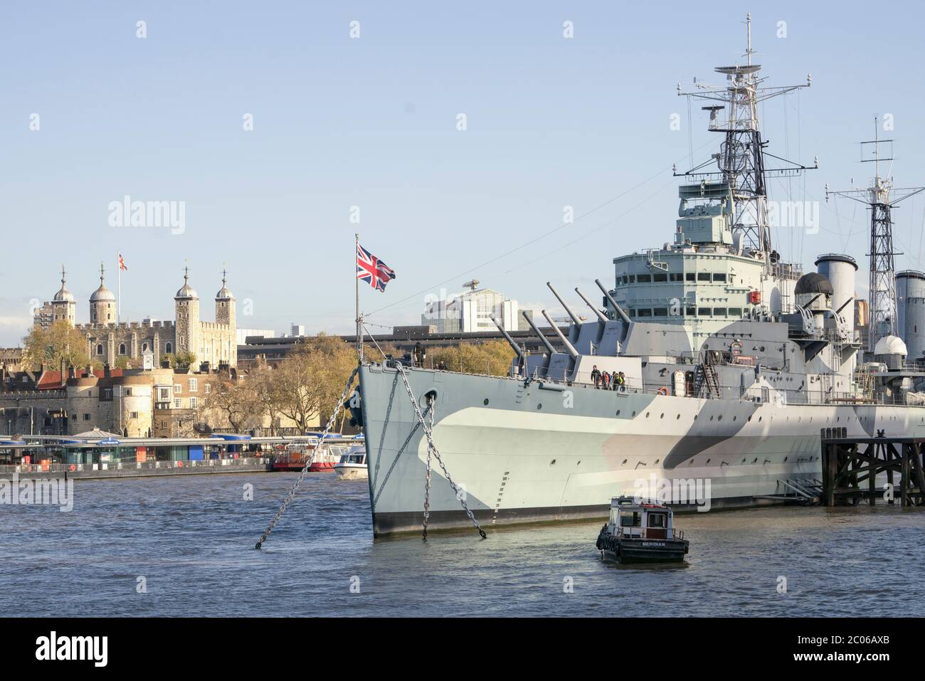 HMS Belfast, angedockt an der Themse in London, mit dem Tower of London im Hintergrund ein ehemaliger Royal Navy Cruiser jetzt ein Museumsschiff Stockfoto
