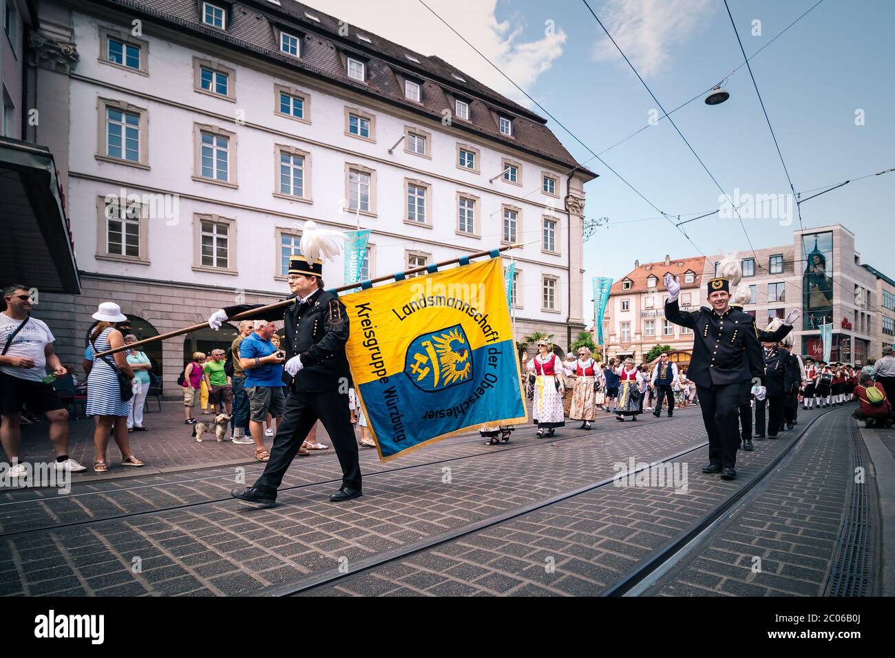 Die Oberschlesiener präsentieren die traditionelle lokale Kleidung bei der Sommermesse Parade. Kiliani ist ein 2-wöchiges Volksfest mit Blasmusik. Stockfoto