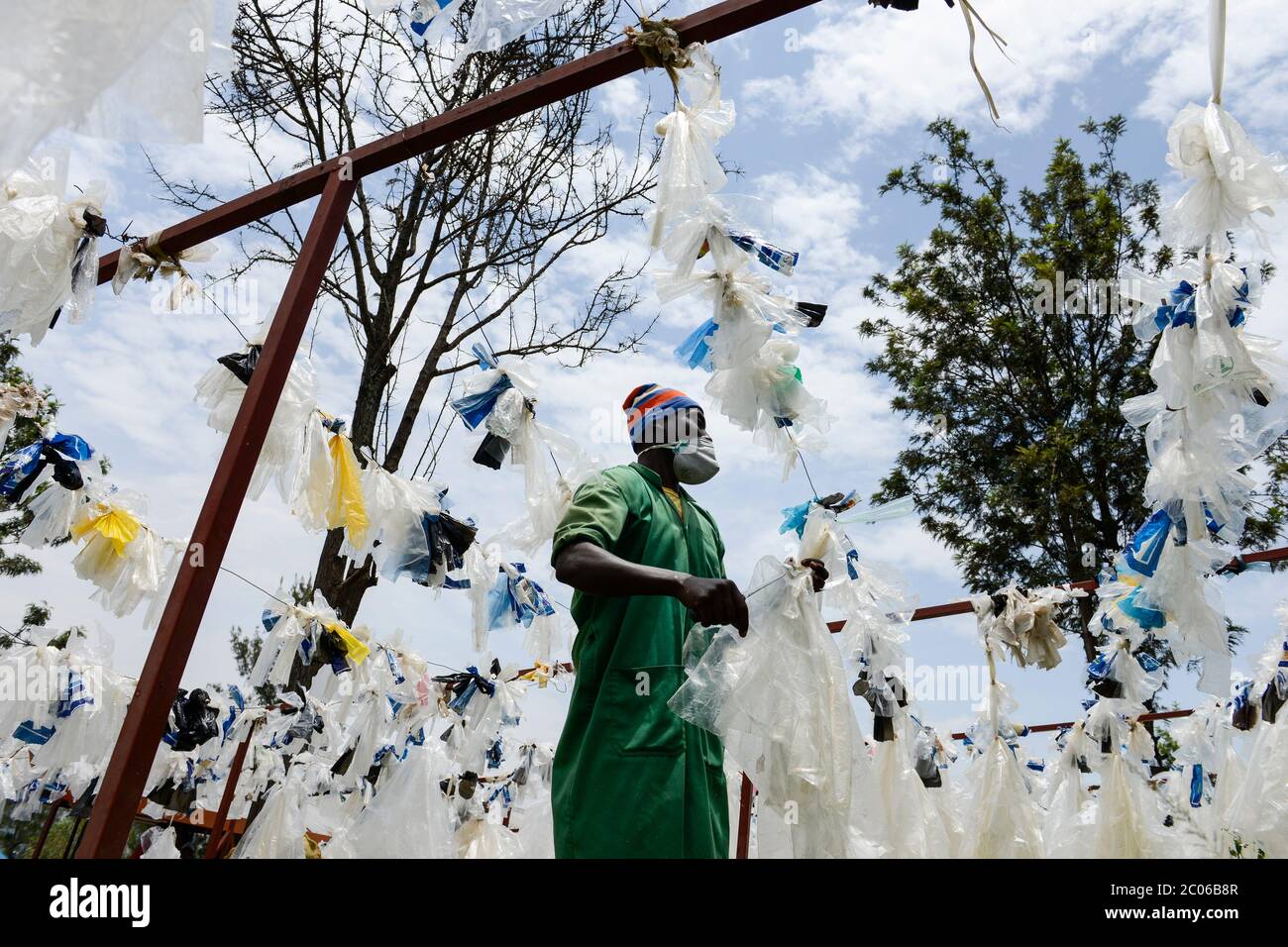 Ruanda, Kigali, Kunststoff Recycling bei Firma ecoplastics, Arbeiter sauber und trocken Folien vor der Verarbeitung zu Granulat, das für neue Erzeugnisse aus Kunststoff verwendet wird/Ruanda, Kigali, Kunststoff Recycling bei Firma Ecoplastics, Profil, Reinigung und Trocknung von alten Folien, bevor sie zu Granulat recycelt werden Stockfoto