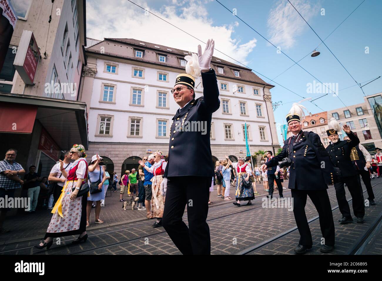 Die Oberschlesiener präsentieren die traditionelle lokale Kleidung bei der Sommermesse Parade. Kiliani ist ein 2-wöchiges Volksfest mit Blasmusik. Stockfoto