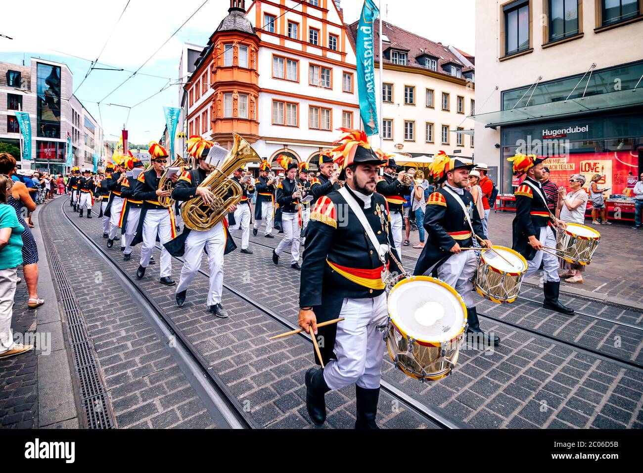 Musikerinnen in Tracht spielen traditionelle blasmusik bei der Eröffnungspartade der Sommermesse. Kiliani ist ein riesiges 2-wöchiges Volksfest in Bayern. Stockfoto