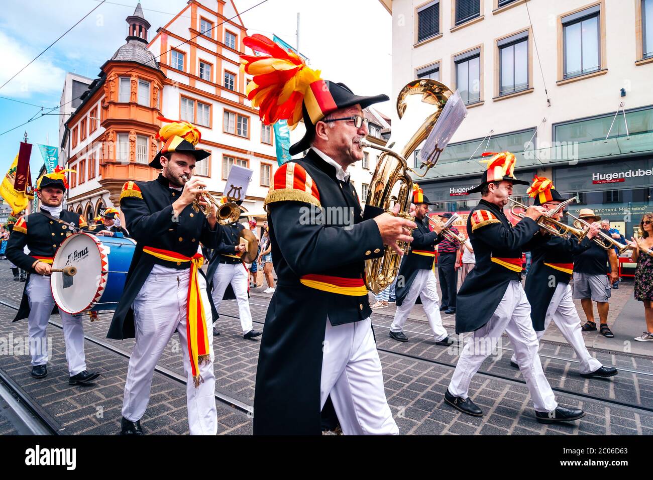 Musikerinnen in Tracht spielen traditionelle blasmusik bei der Eröffnungspartade der Sommermesse. Kiliani ist ein riesiges 2-wöchiges Volksfest in Bayern. Stockfoto