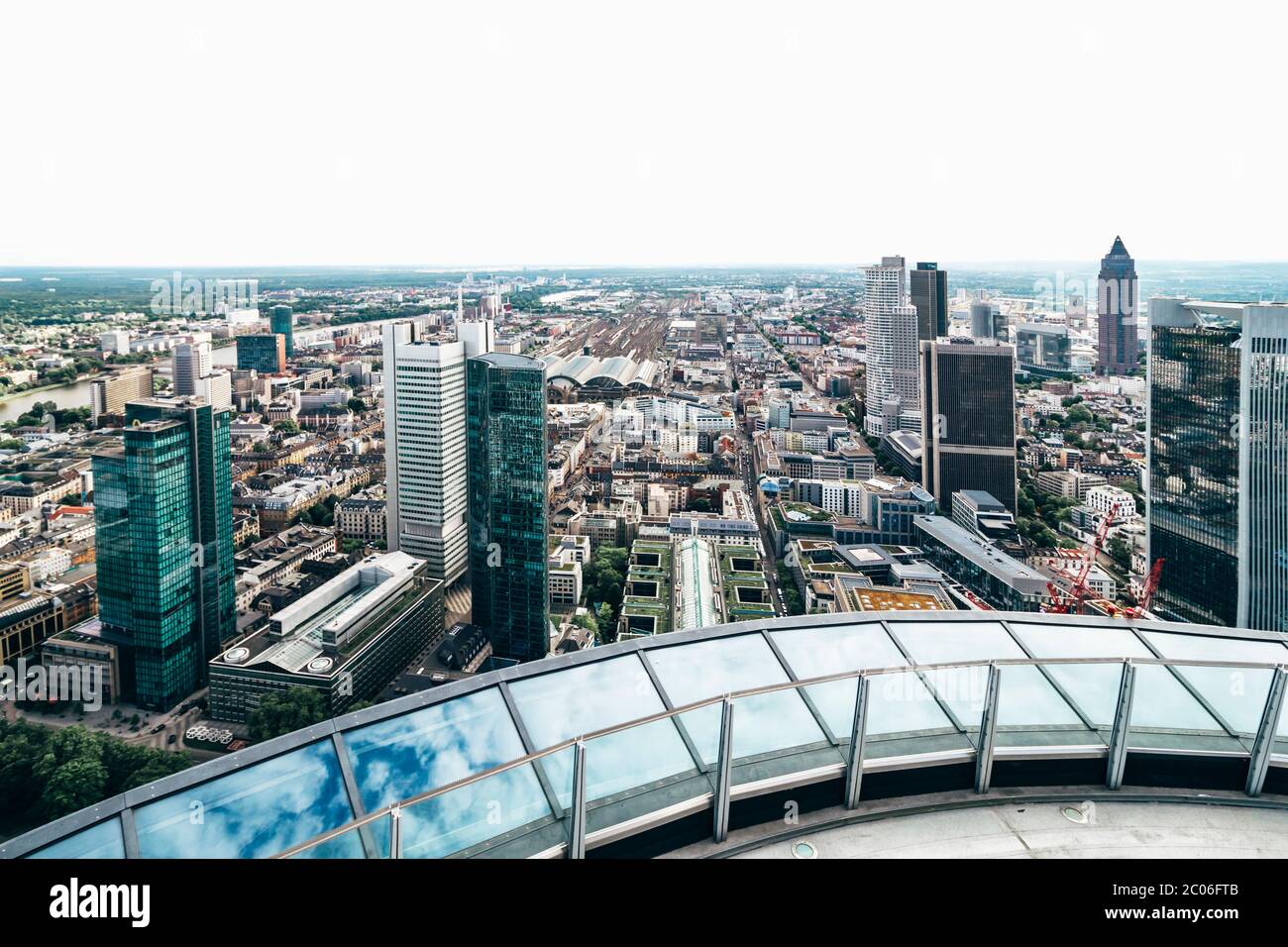 Luftaufnahme von modernen Wolkenkratzern der Frankfurter Innenstadt vom Main Tower, Frankfurt am Main, Deutschland Stockfoto