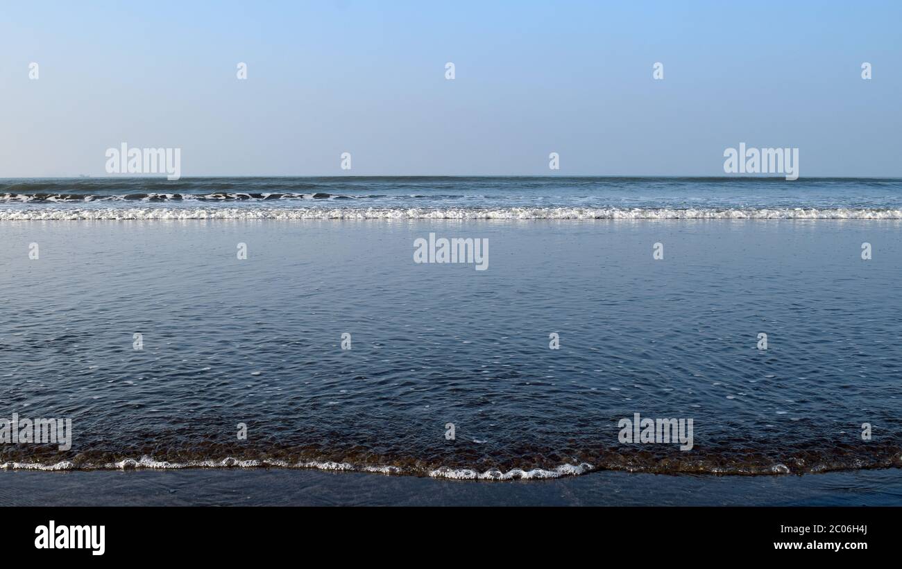 Meereswellen an einem Strand in der Welt längste Strand Cox's Bazaar in Bangladesch Stockfoto