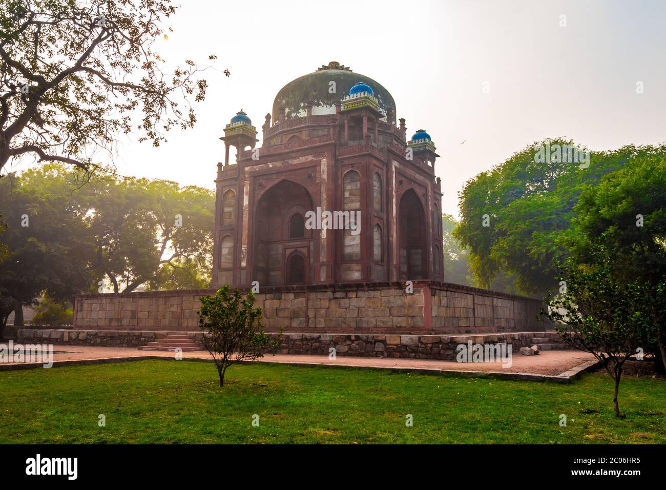 Humayun's Grab in Neu Delhi, Indien. - majestätische Aussicht auf das erste Gartengrab auf dem indischen Subkontinent. Das Grab ist ein hervorragendes Beispiel für Persisch. Stockfoto