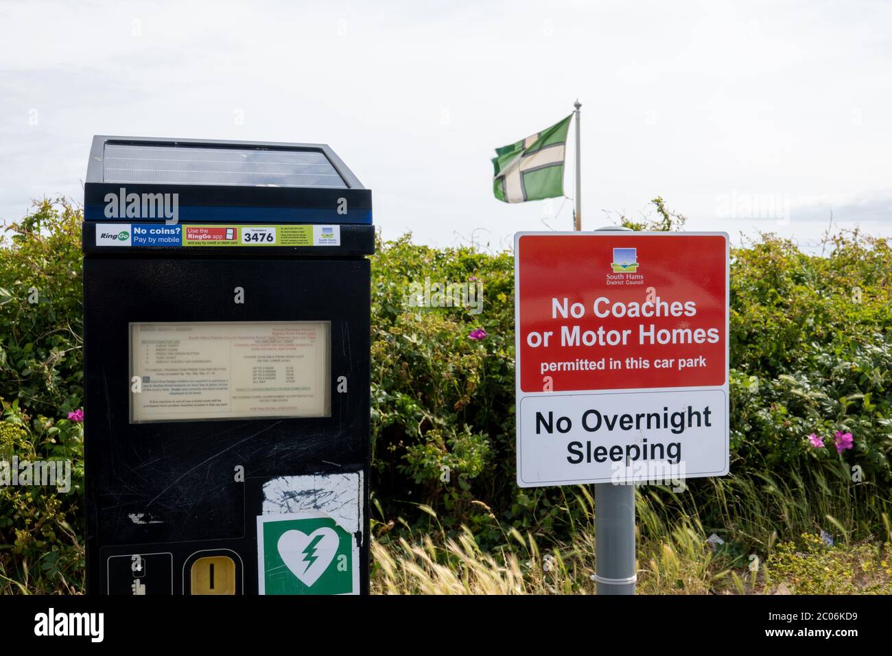 Kein Schild für Reisebusse oder Wohnmobile neben dem Parkuhr, Bigbury Devon Stockfoto